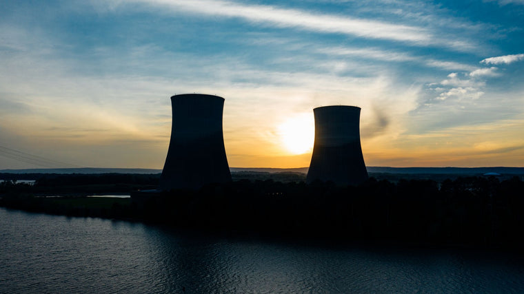 Open recirculating cooling tower with water basin and fill media